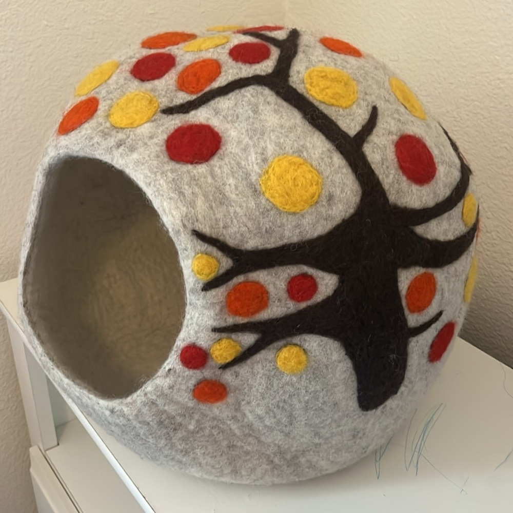 100% Sheep wool felt material cat pod/ cat cave